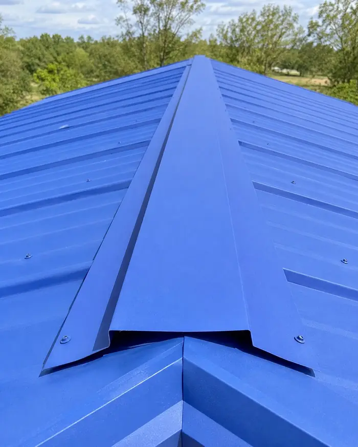 Caballete de cumbrera instalado en cubierta azul