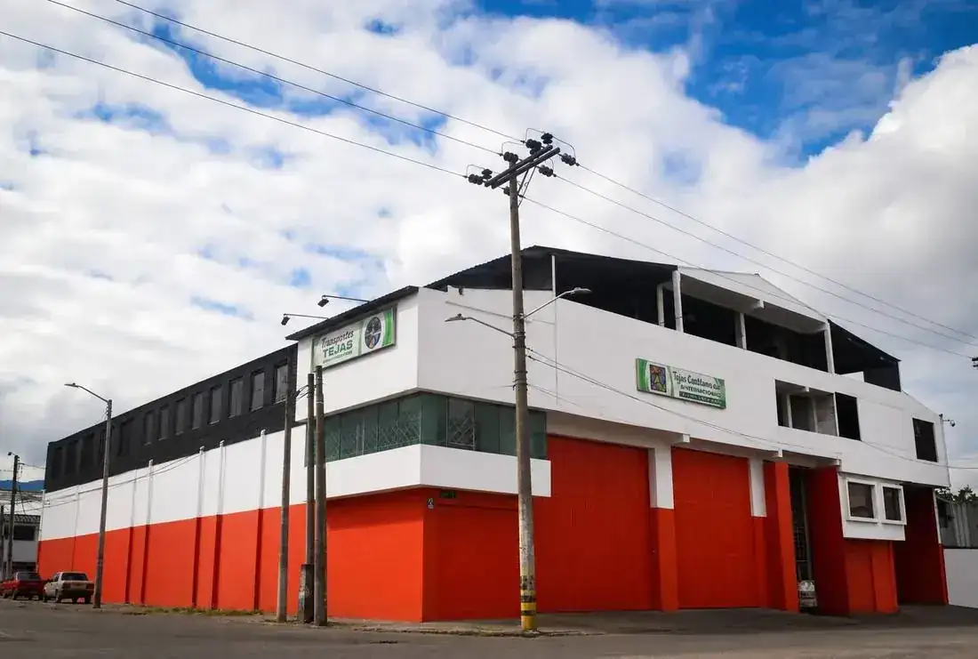 Fachada de la fábrica en Bogotá