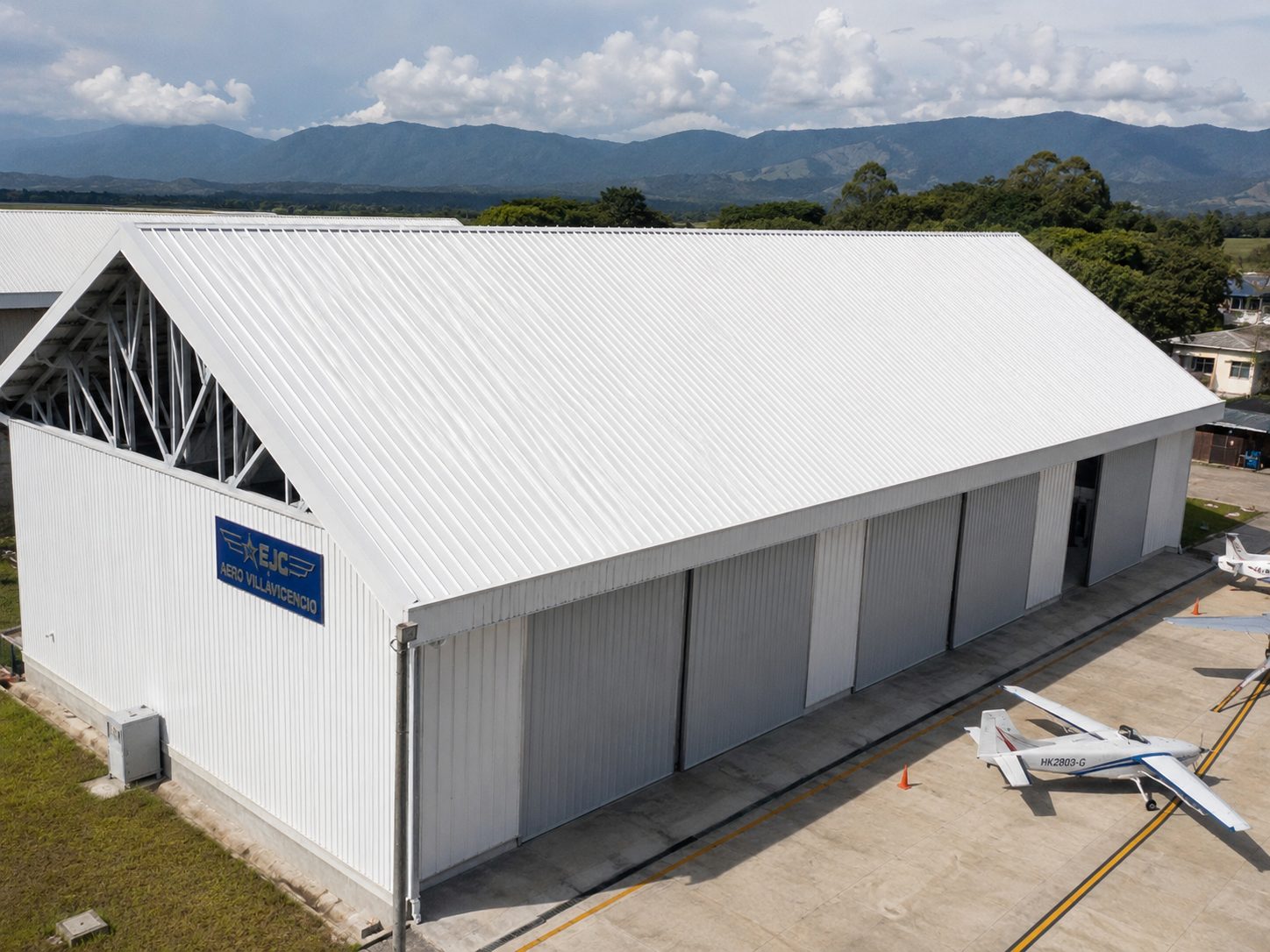 Hangar con cubierta blanca en Villavicencio