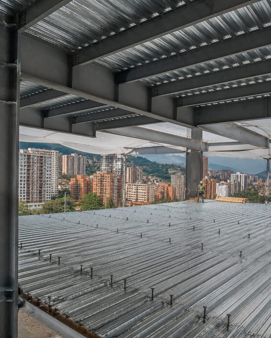 Vigas y lámina Metaldeck en edificio