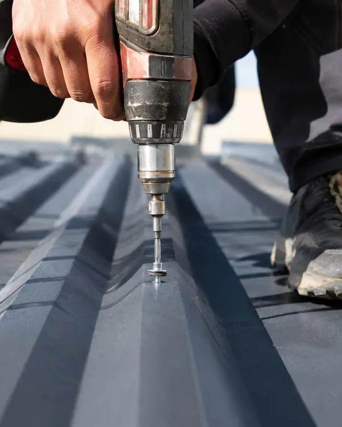 Instalación de tornillo autoperforante con taladro